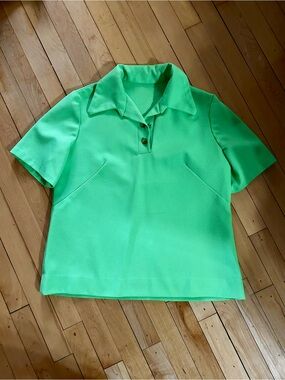 Short-Sleeve Vintage Collared Top in Green